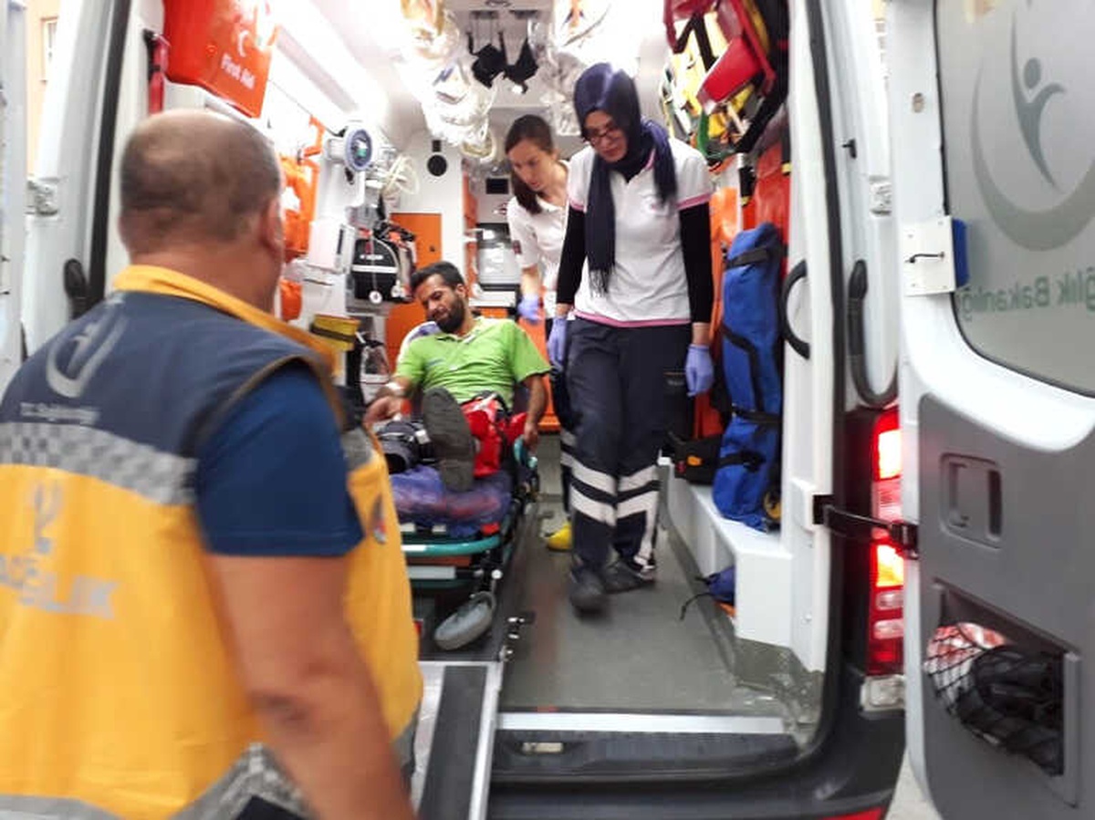 Çöp Toplama Kamyonu ile Taksi Arasında Kalan İşçi Yaralandı