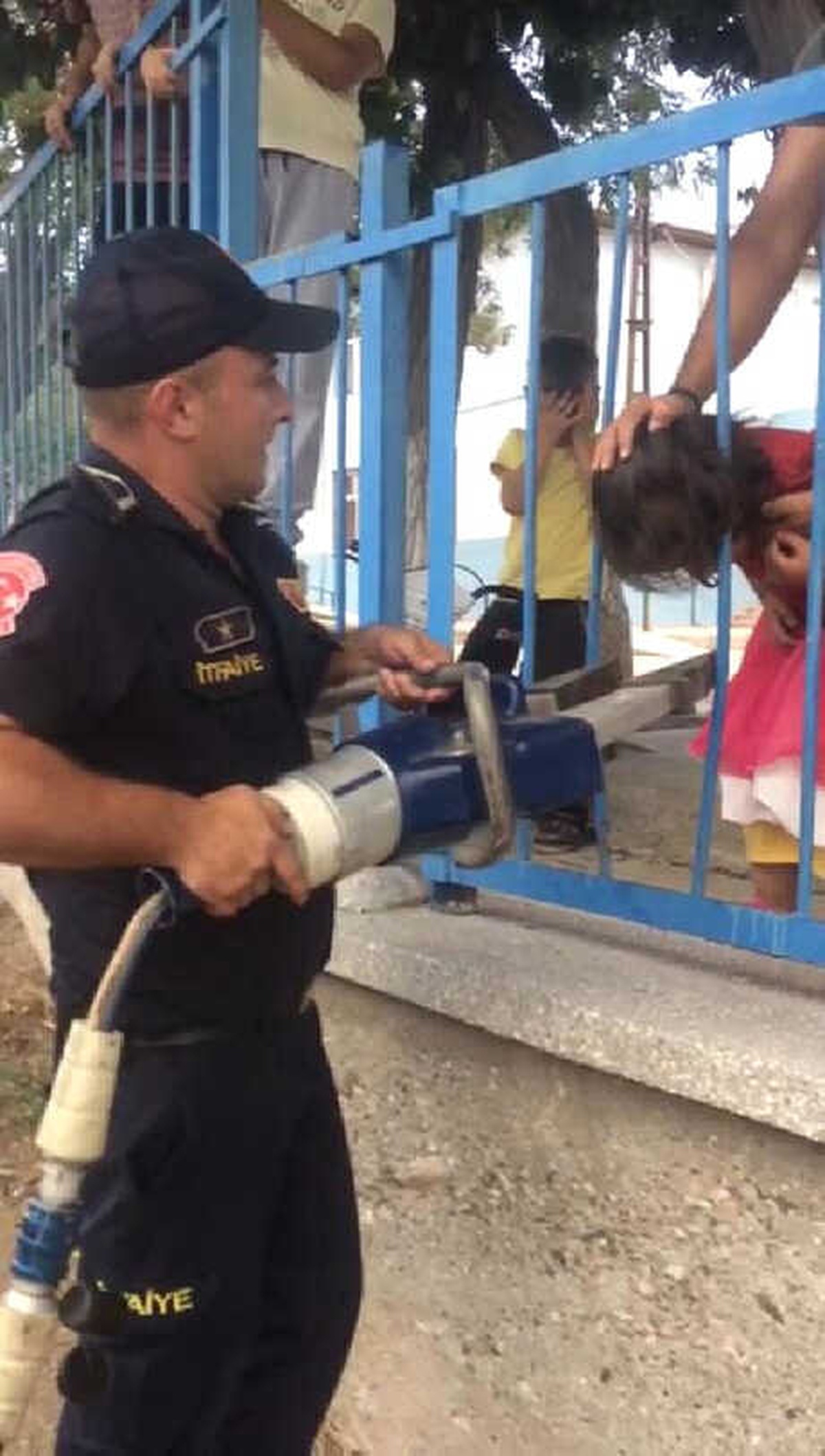 Demir Parmaklıklara Başı Sıkışan Küçük Kızı İtfaiye Kurtardı