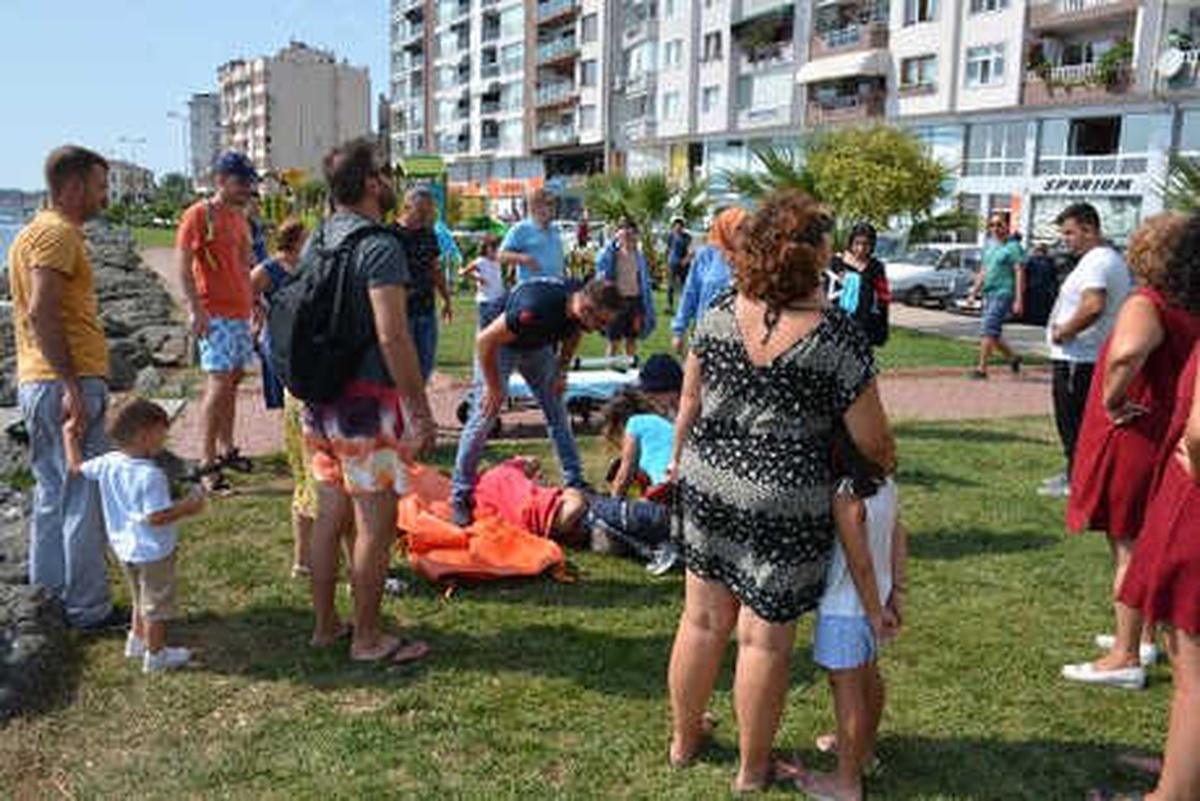 Denizde Fenalaşıp Boğulma Tehlikesi Geçirdi