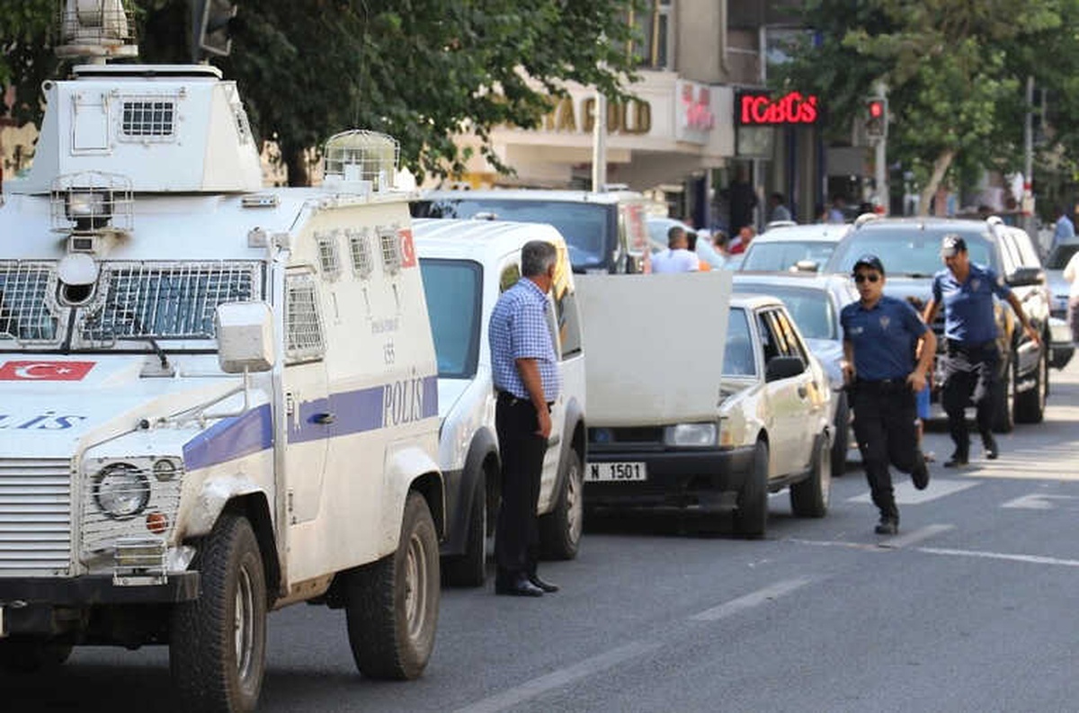 Diyarbakır\'da İki Aile Arasında Arazi Kavgası: 4\'ü Ağır 10 Yaralı