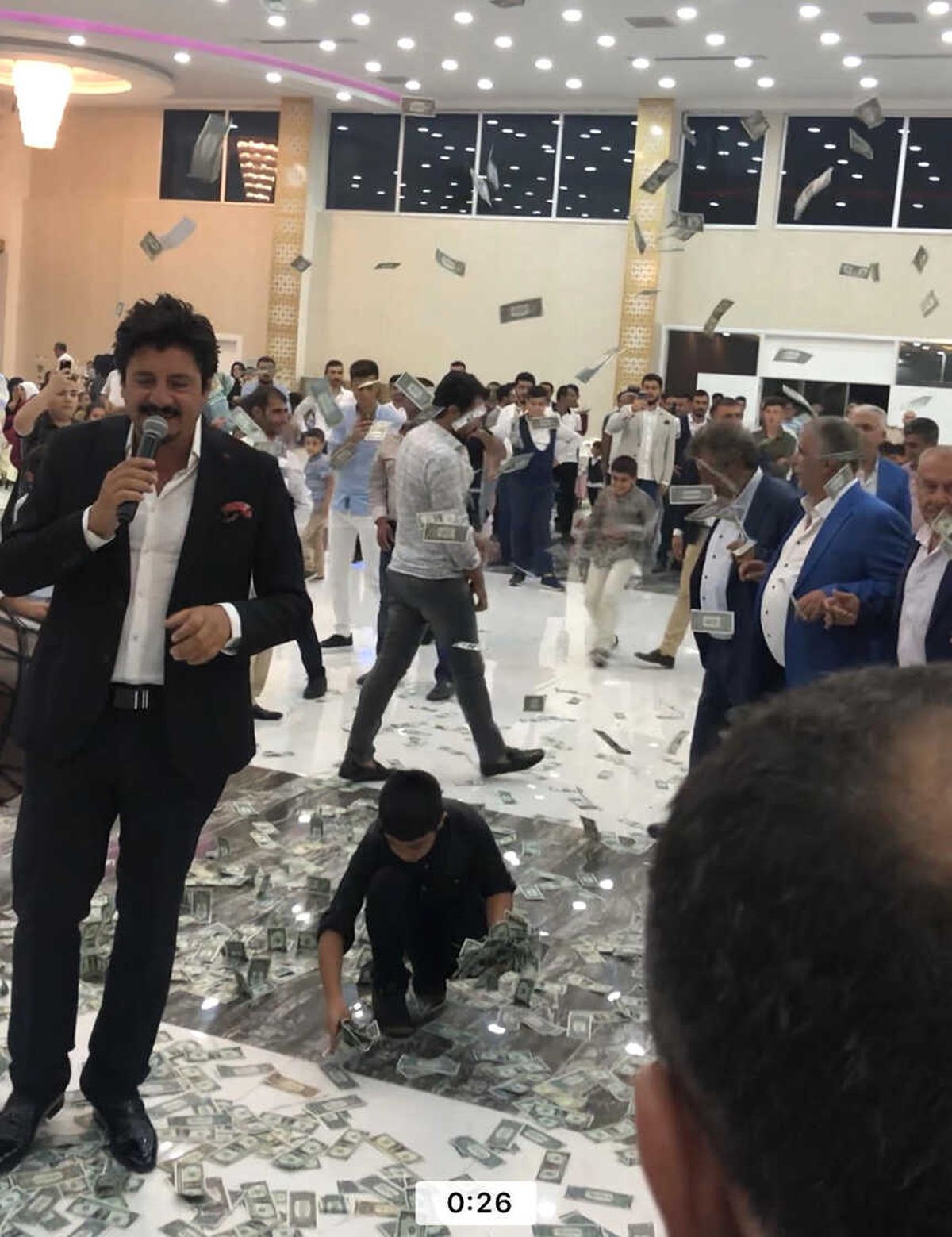 Ekin\'e Dolar Yağdı