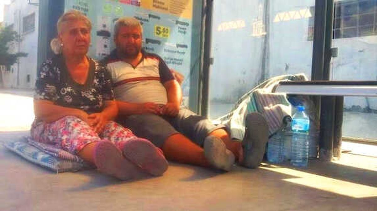 Engelli Oğluyla Durakta Yatan Annenin Yardım Çığlığına Binler Ses Verdi
