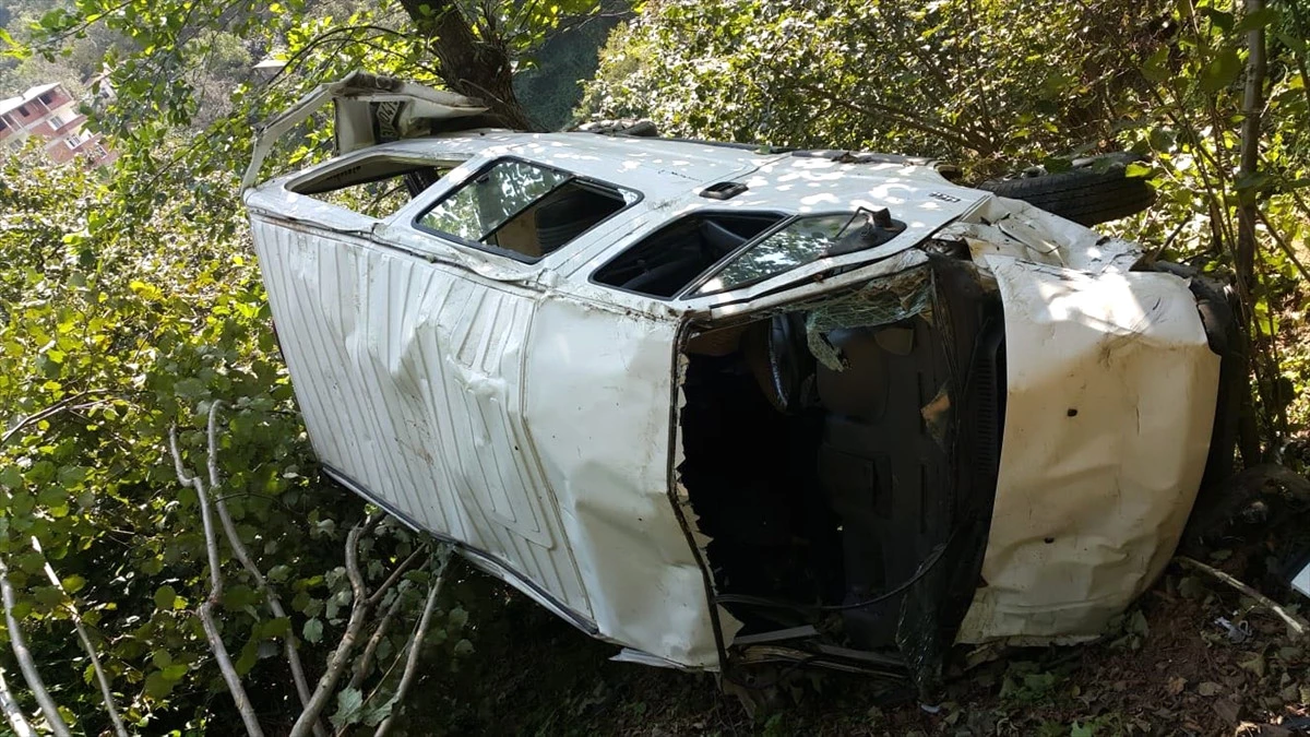 Giresun\'da Minibüs Uçuruma Devrildi: 1 Ölü, 1 Yaralı