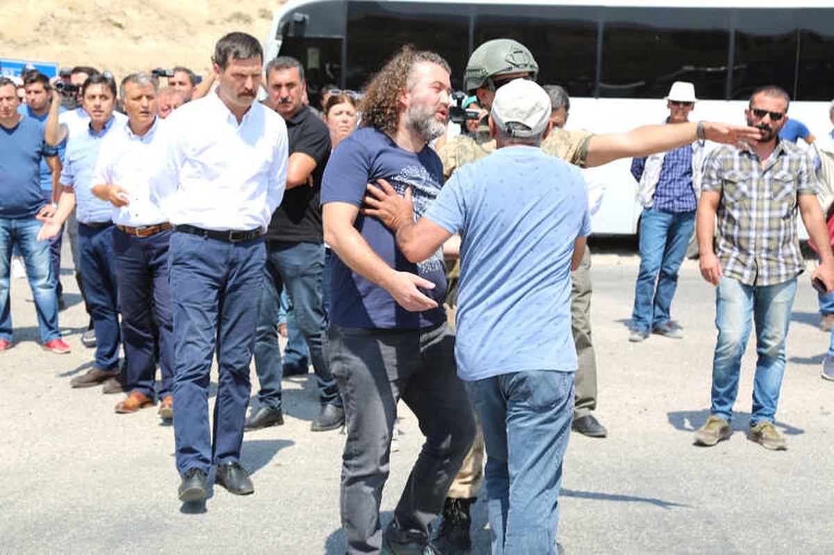 Hdp\'li Vekil Güvenlik Güçleriyle Tartıştı Aracıyla Yolu Kapattı