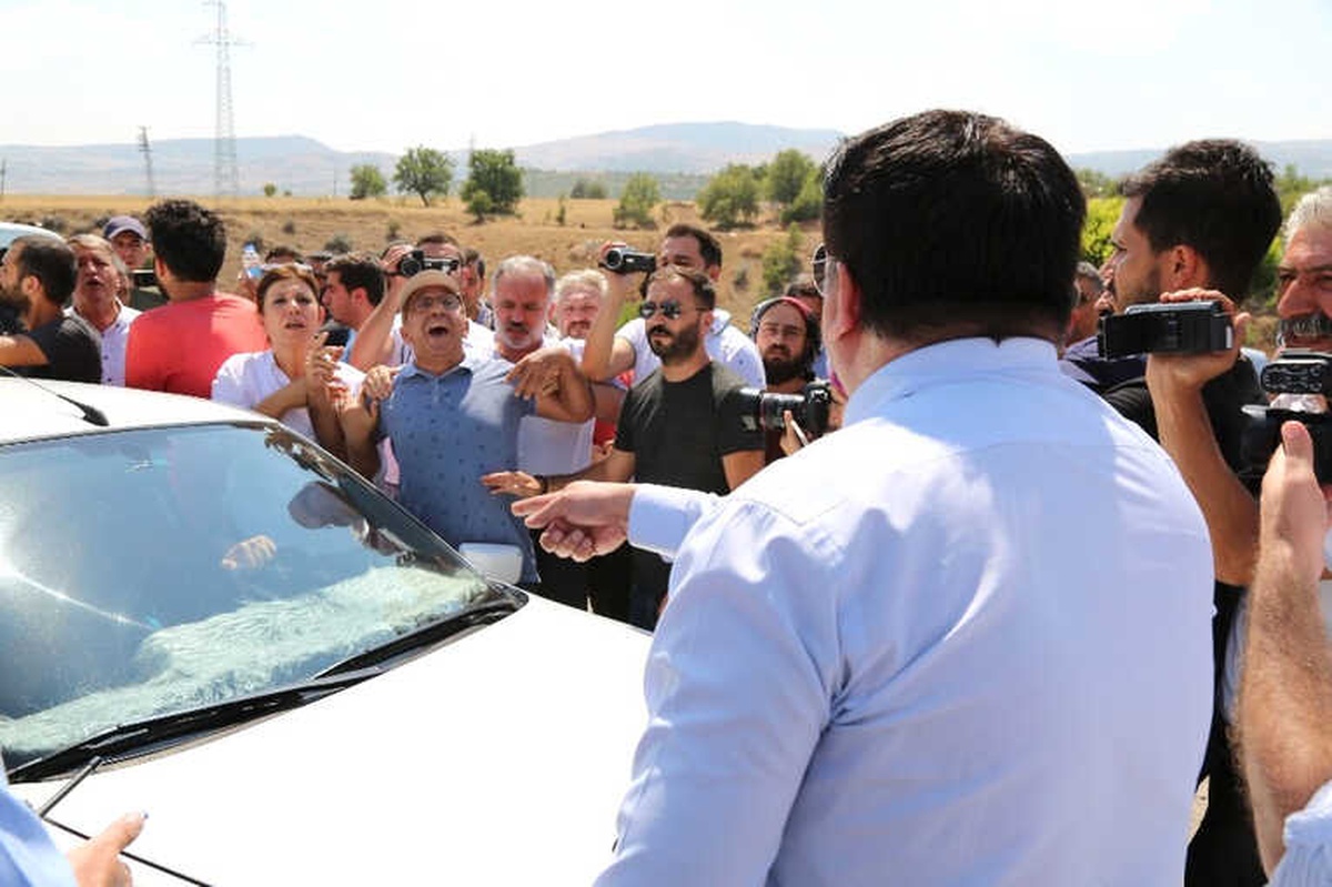 Hdp\'li Vekil Güvenlik Güçleriyle Tartıştı Aracıyla Yolu Kapattı