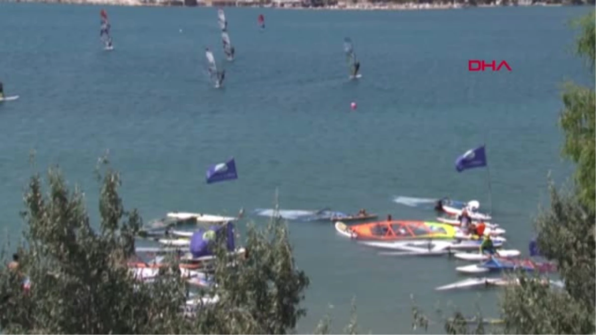 İzmir Turizm Cenneti Alaçatı\'da Rüzgar Sörfüne Çocuk İlgisi