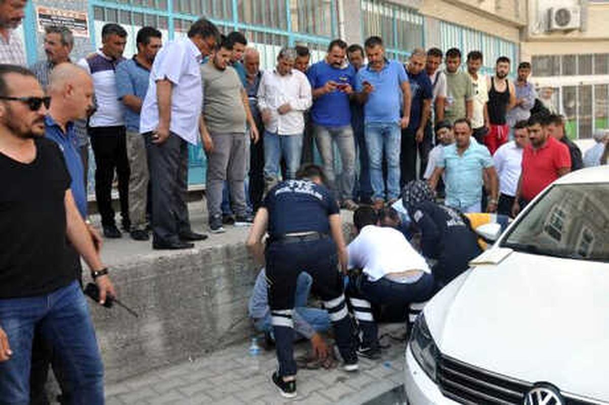 Kaldırımda Yürürken, 3 Kişinin Silahlı Saldırısına Uğradı