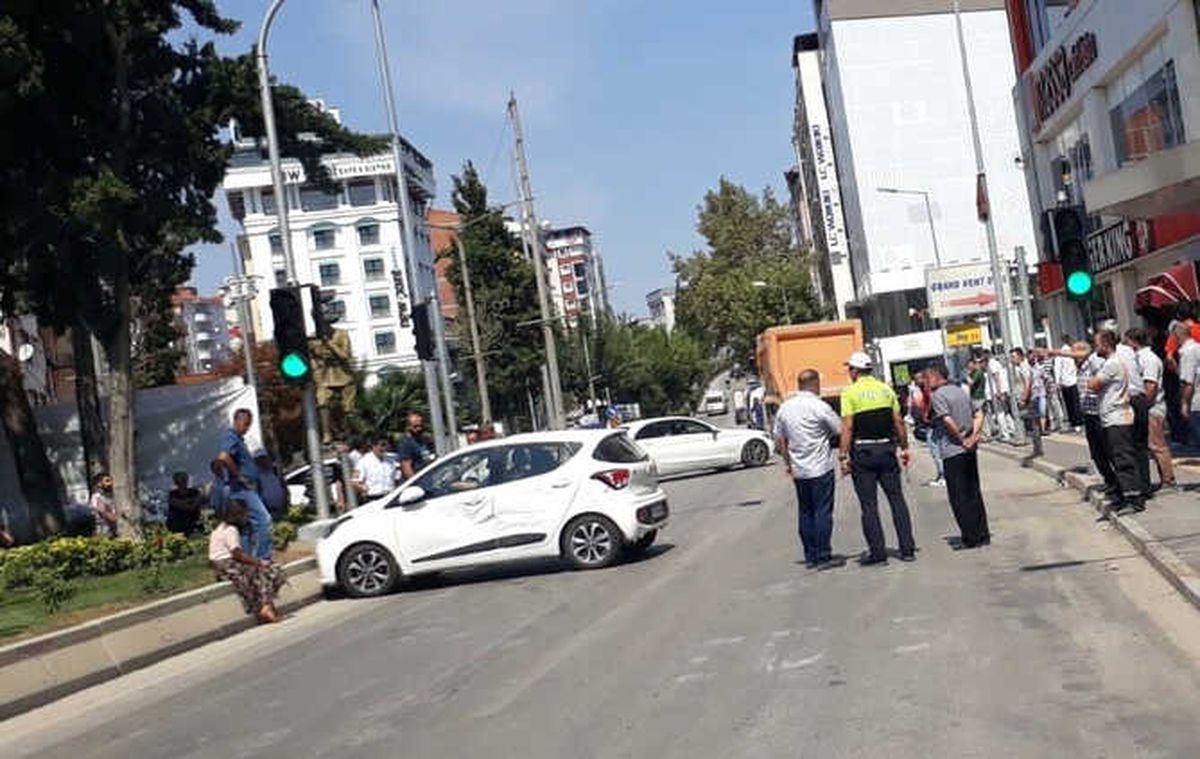 Kamyon ile Otomobil Çarpıştı