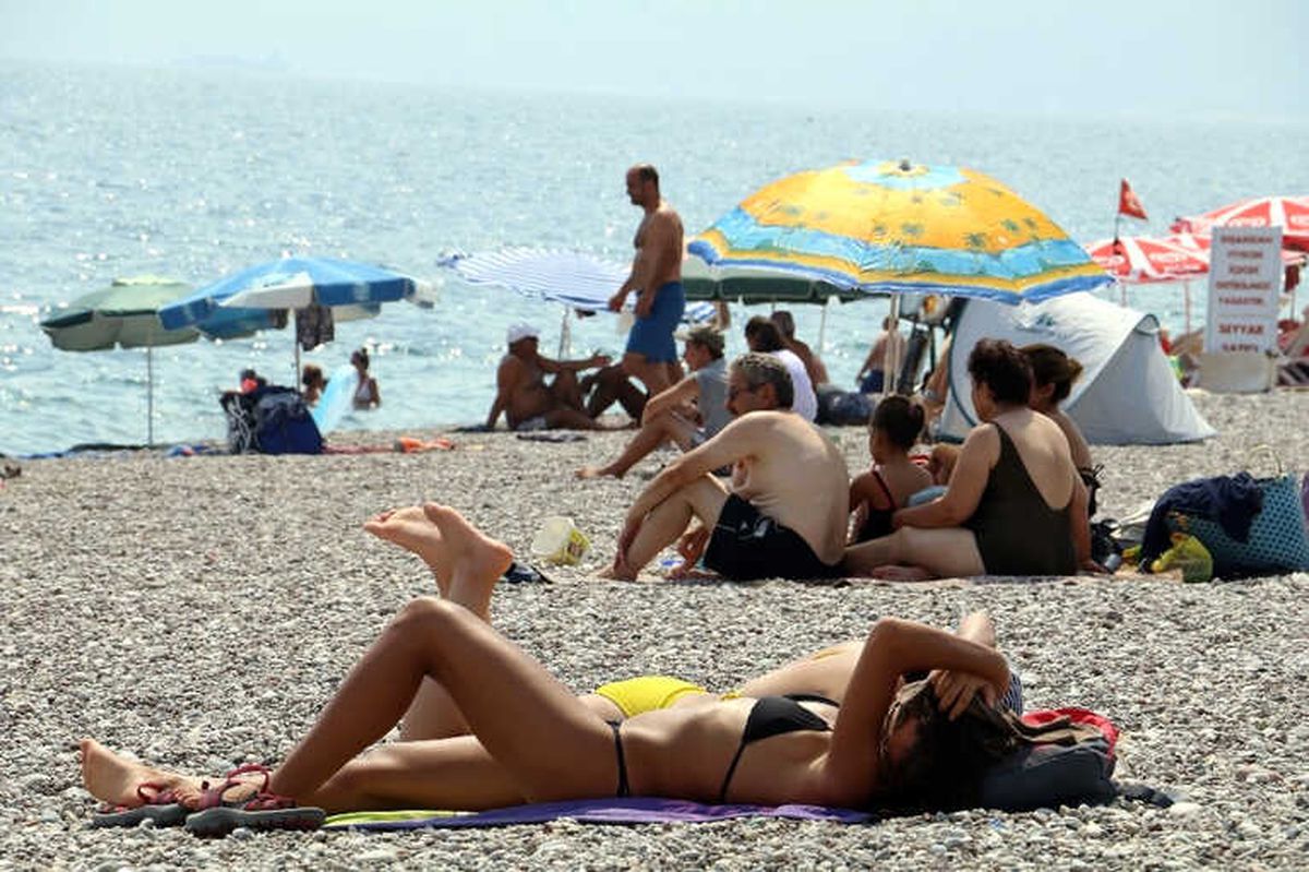 Konyaaltı Sahili, Bayram Sonrası da Dolu