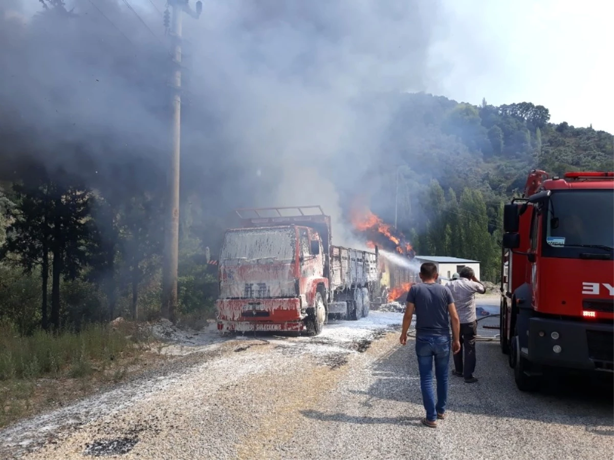 Köşk\'te Saman Yüklü İki Kamyon Kül Oldu