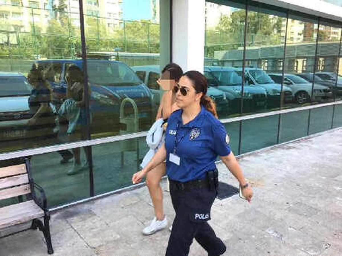 Mağazadan Şort ve Çanta Çalarken Yakalandı