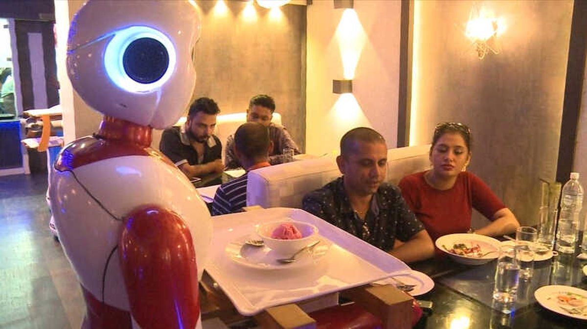 Nepal\'de Garsonların Yerini Robotlar Aldı