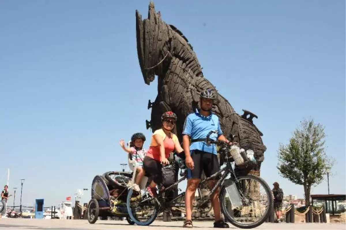 Öğretmen Çift, 4 Yaşındaki Kızlarıyla 1500 Kilometre Pedal Çevirdi