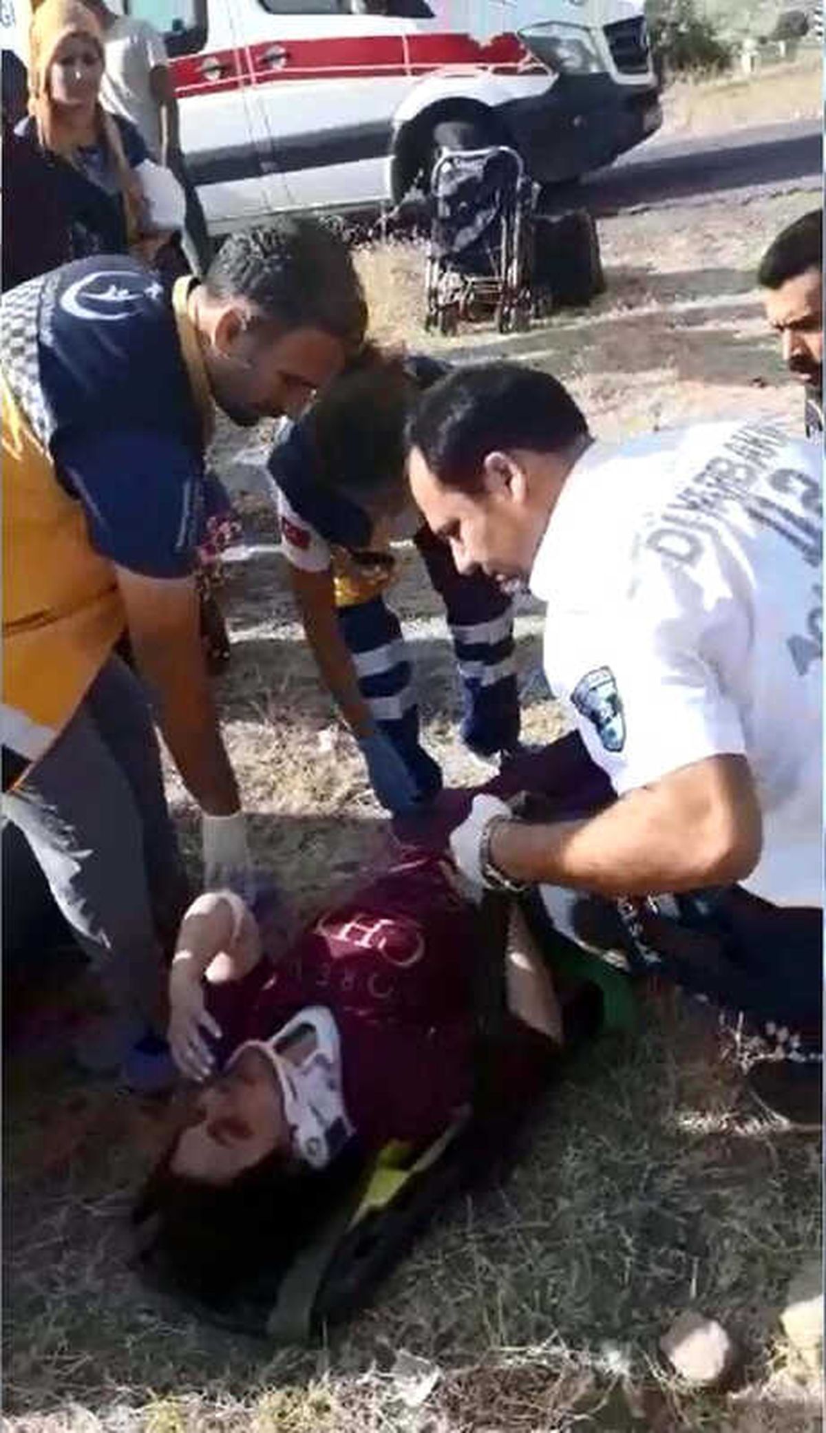 Otomobil, Durağa Çarpıp Şarampole Devrildi: 1\'i Bebek 4 Yaralı