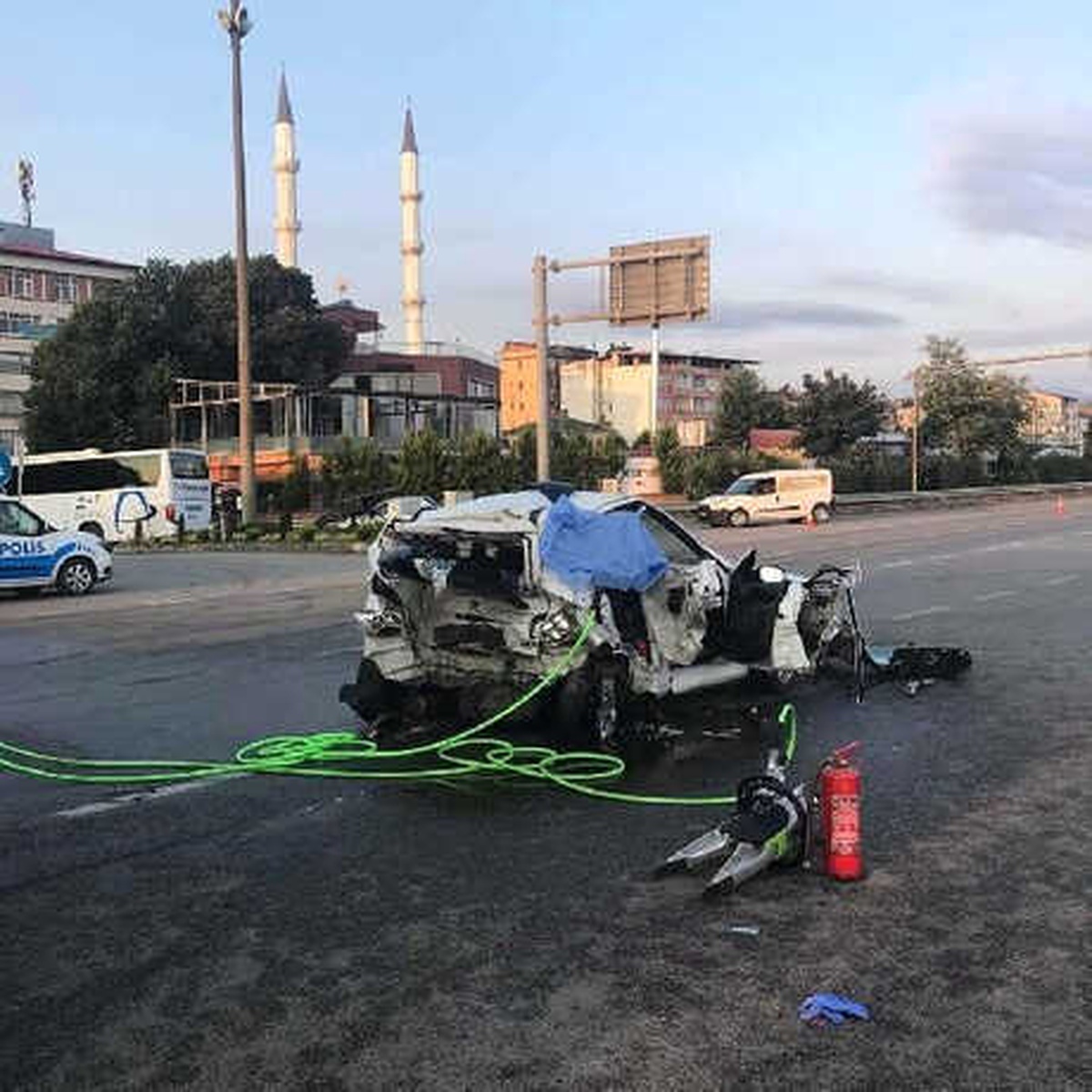 Otomobil ile Minibüs Çarpıştı: 2 Ölü, 12 Yaralı