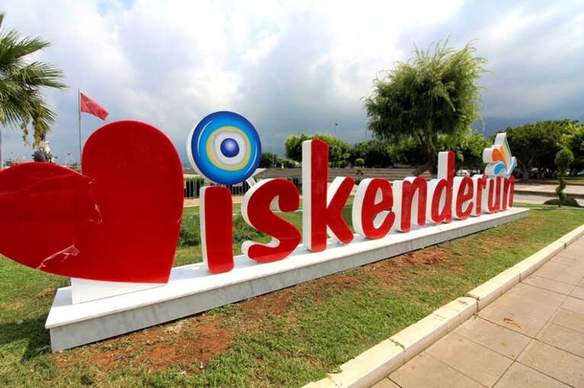 Sahile Nazar Boncuklu "İskenderun" Logosu
