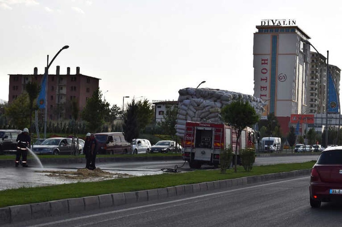 Sigara İzmariti Saman Balyalarını Tutuşturdu
