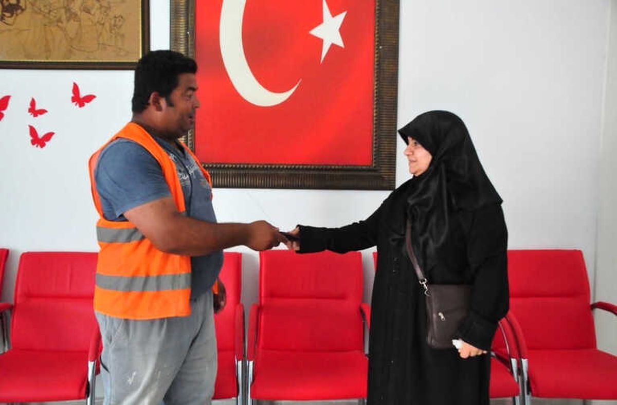 Suriyeli Kadın Para Dolu Cüzdanı Sahibine Teslim Etti