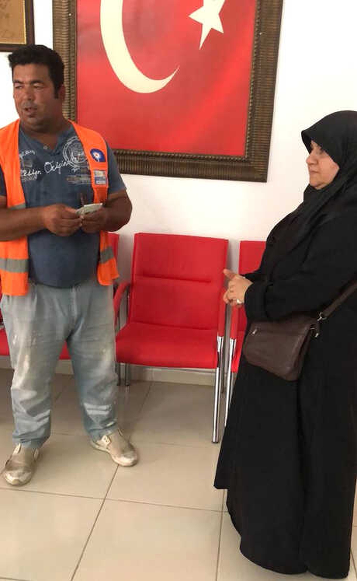 Suriyeli Kadın, Yolda Bulduğu Cüzdanı Sahibine Ulaştırdı