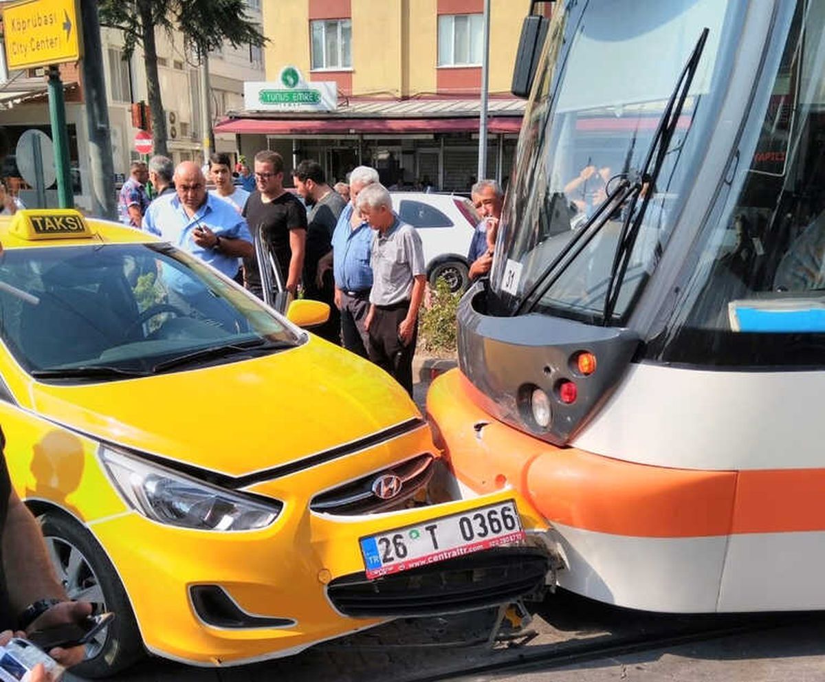 Tramvay ile Taksi Çarpıştı; 1 Yaralı