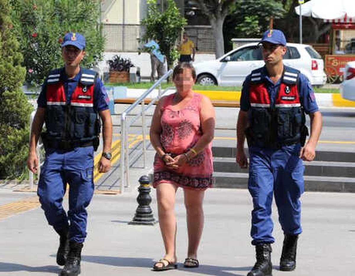 Turist Çiftin Çantasını Çalan Alman Kadın, Otel Bilekliğinden Yakalandı