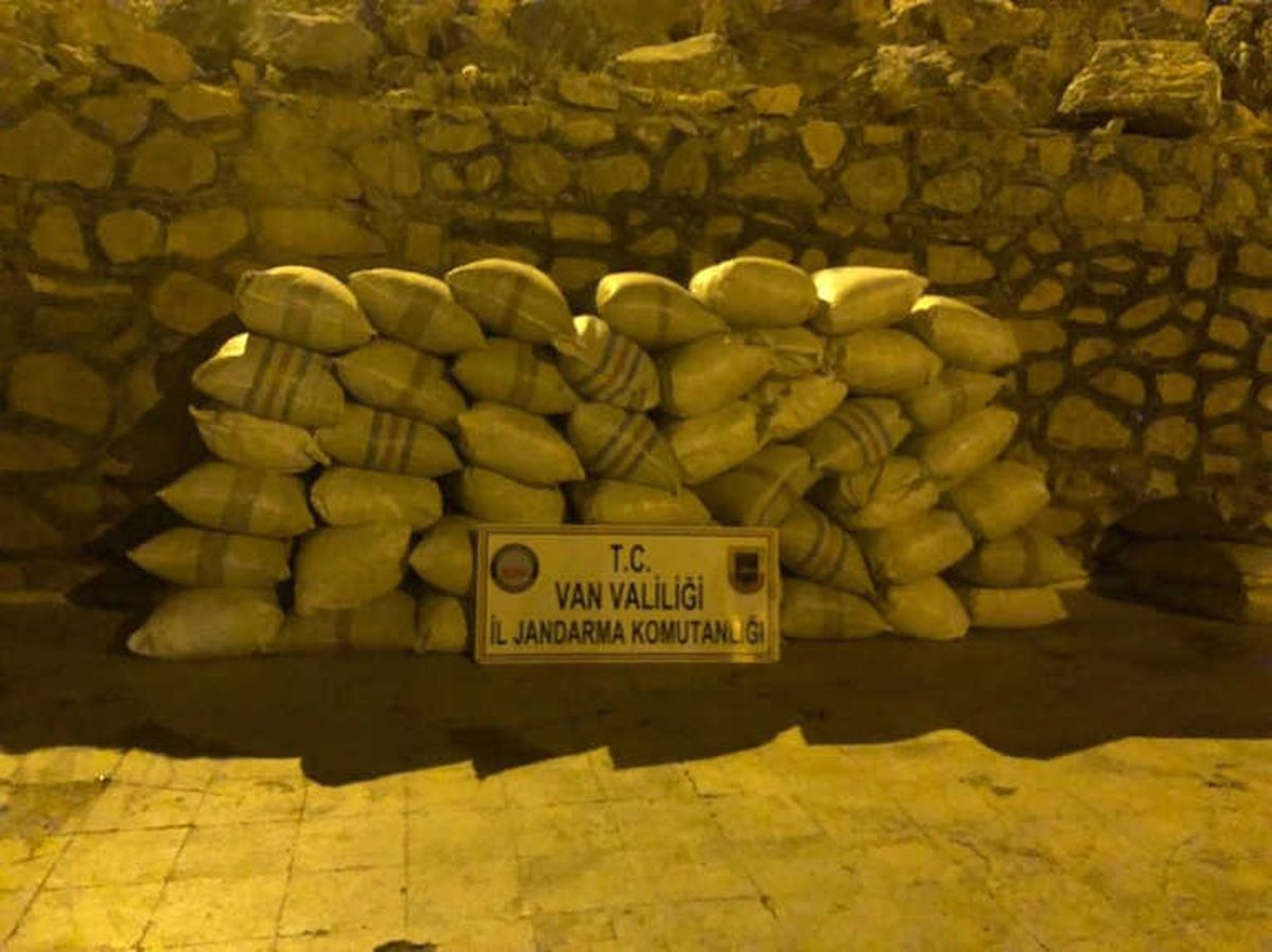 Van\'da Bin 710 Kilo Kaçak Çay Ele Geçirildi