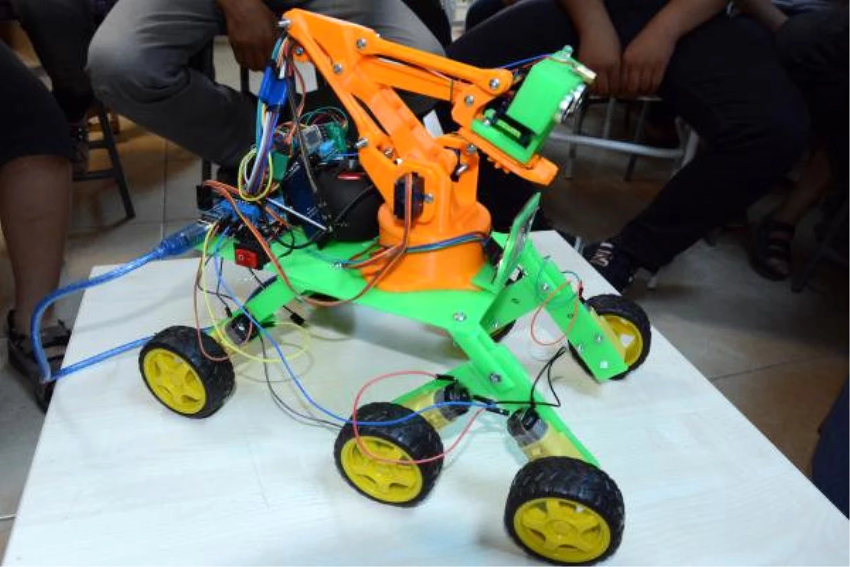 Yaz Kursunda, Dört İşlem Sorusu Çözen Robot Ürettiler