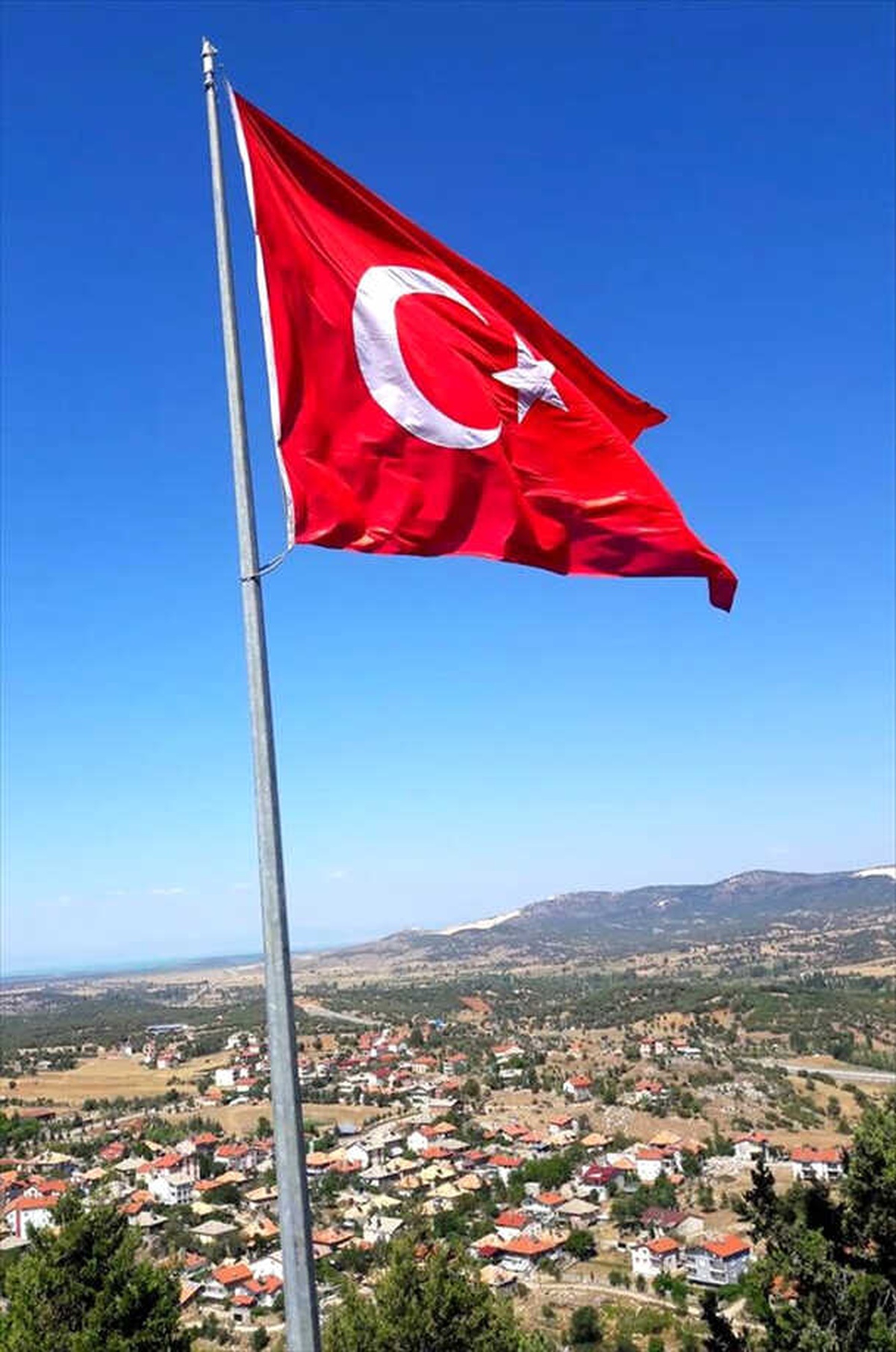 Zafer Bayramı\'nı Zirveye Bayrak Dikerek Kutladılar