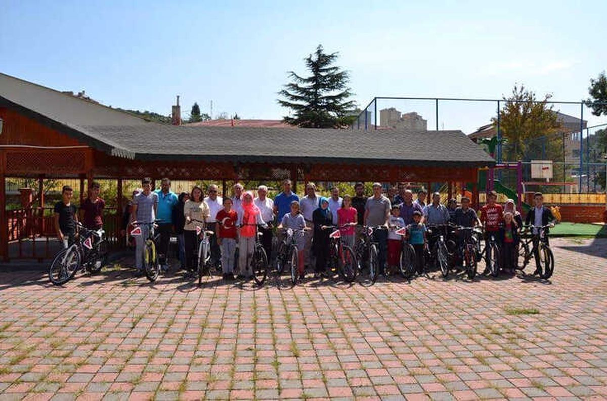 12 Çocuğa Bisiklet Hediye Edildi