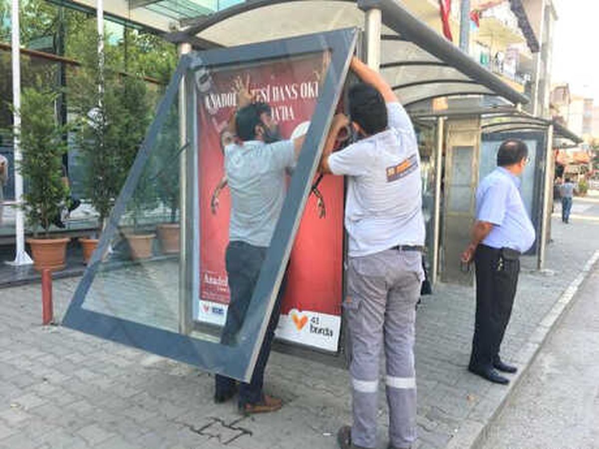 Afişteki Erkek Dansçıyı Boyadılar (2)