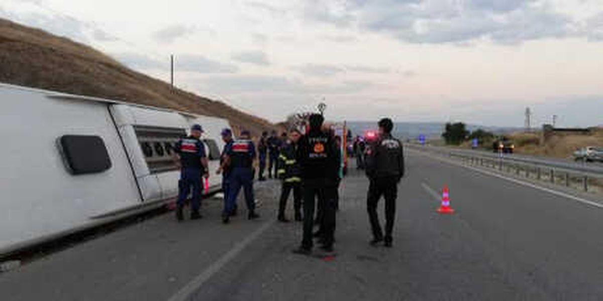 Amasya\'da Yolcu Otobüsü Devrildi: 1 Ölü, 14 Yaralı