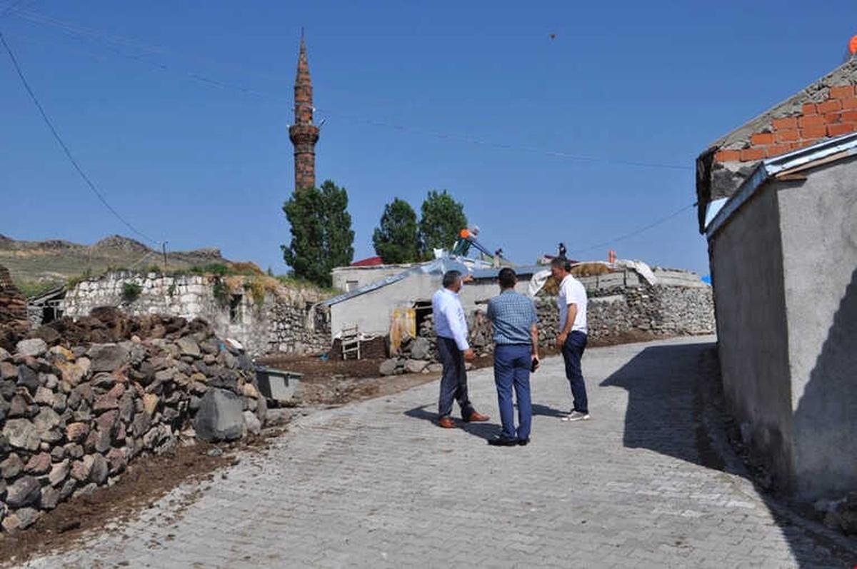 Arpaçay\'da Köy İçi Yollar Kilit Parke Oluyor