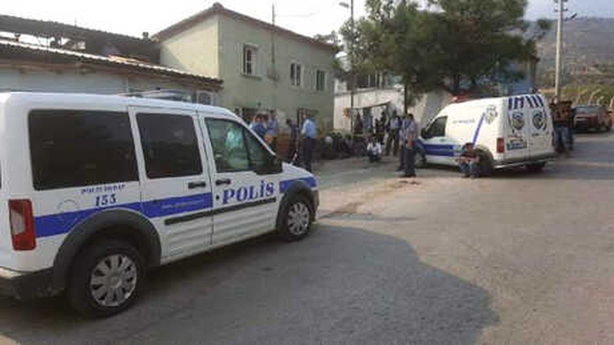 Babasının Tabancasıyla Oynayan Çocuk Kendini Vurdu