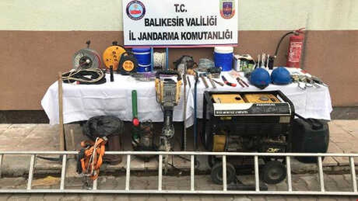 Balıkesir\'de İzinsiz Kazı Yapan İki Kişi Yakalandı