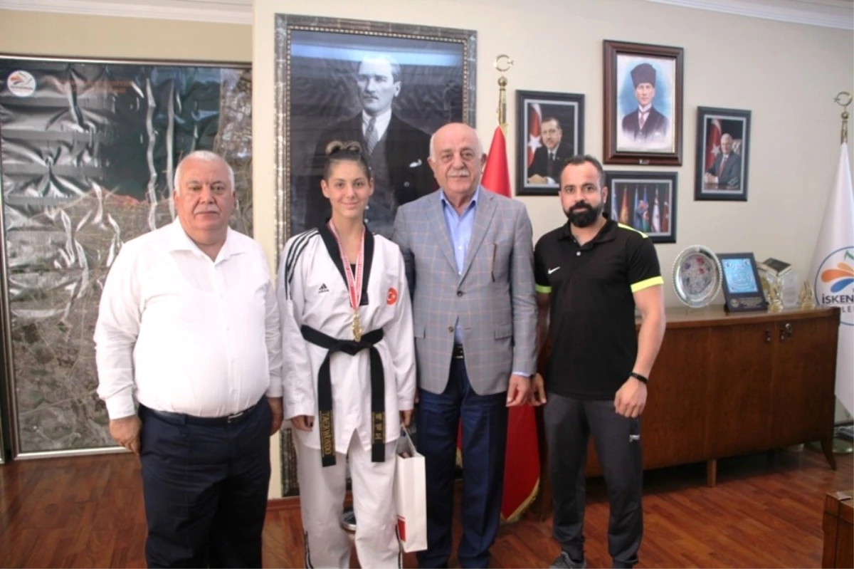 Başkan Seyfi Dingil Türkiye Şampiyonu Azra\'yı Kutladı