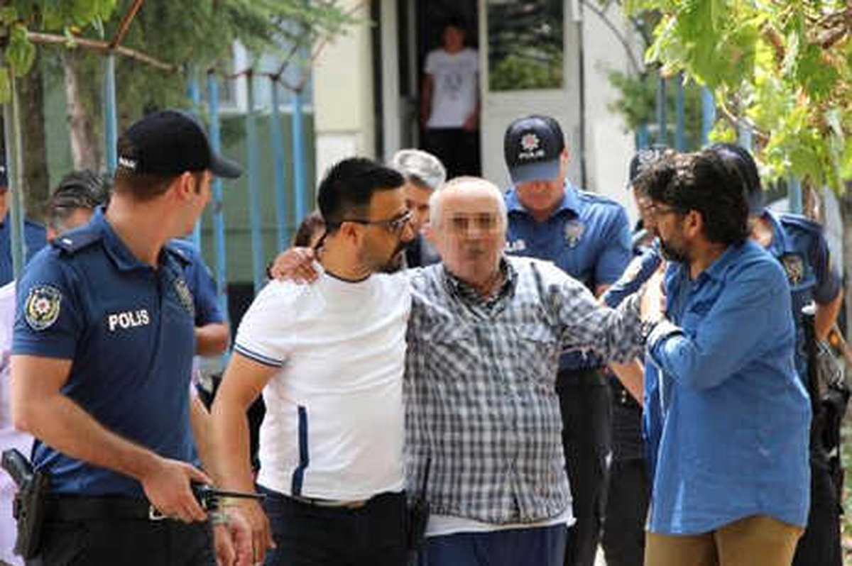 Bıçaklı Yaşlı Adam, Polislere Zor Anlar Yaşattı