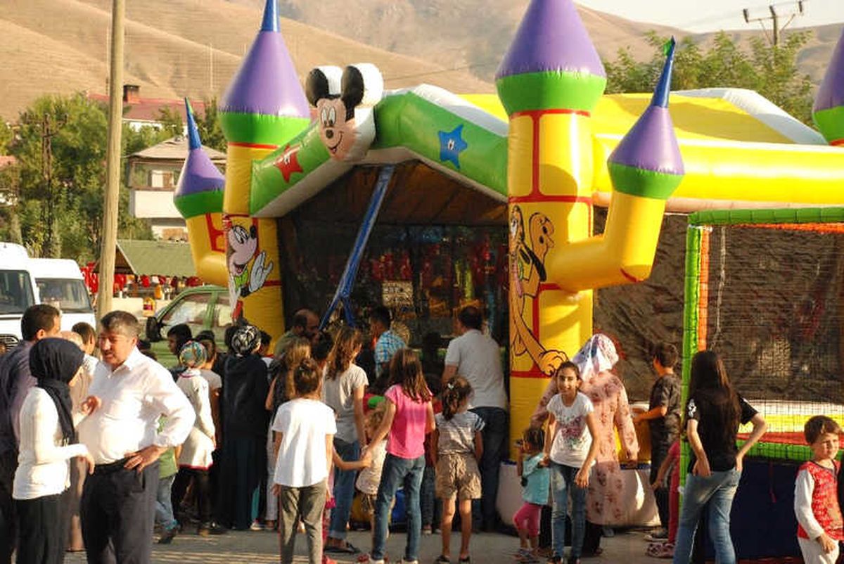 Bitlis\'teki Park Açılışında Çocuklar Tarafından İzdiham Yaşandı