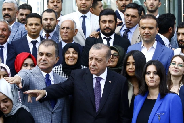 Cumhurbaşkanı Erdoğan, Adana Teşkilatı ile Fotoğraf Çektirdi ile ilgili görsel sonucu