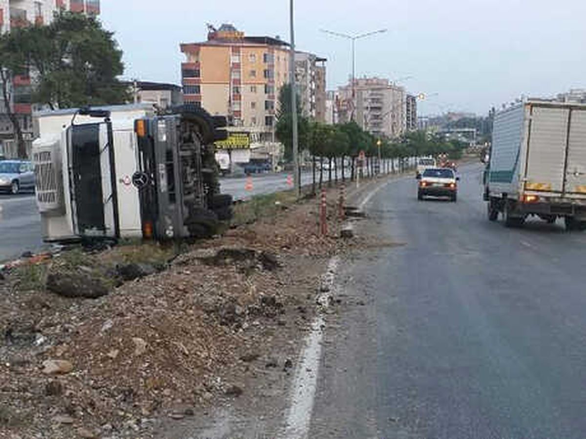Devrilen Kamyonun Şoförü Yaralandı