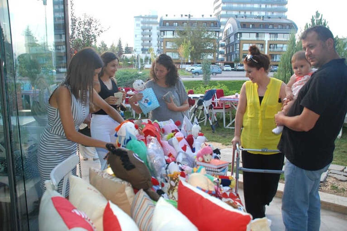 Doğum Gününde Hediye Almak Yerine Lösev\'e Bağışta Bulundular