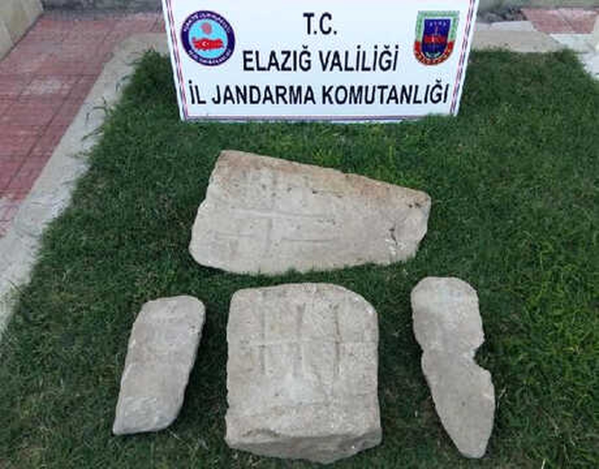 Elazığ\'da Kaçak Kazı Operasyonu; Haç İşaretli Mezar Taşlarına El Konuldu