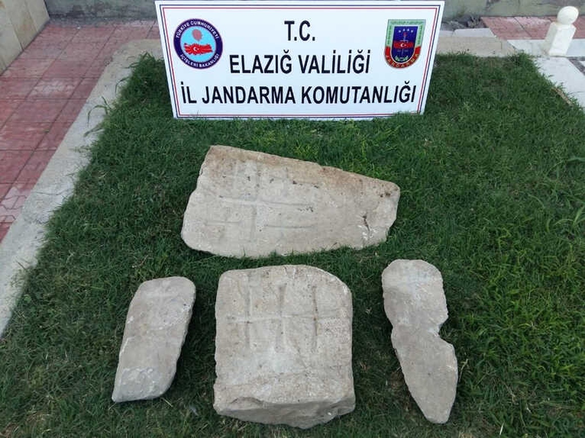 Elazığ\'da Tarihi Mezar Taşları ile 2 Şüpheli Yakalandı