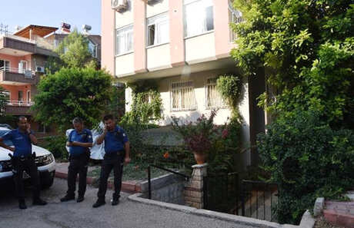 Kapısına \'İçeri Yalnız Polis Girsin\' Notunu Asan Rus, İntihar Etti