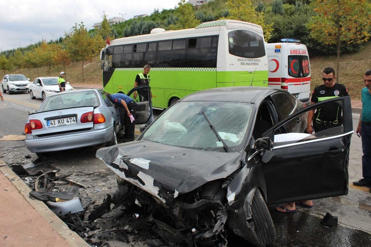 Kocaeli\'de 2 Otomobilin Kafa Kafaya Çarpıştığı Kazada Ağır Yaralanan Genç Öldü