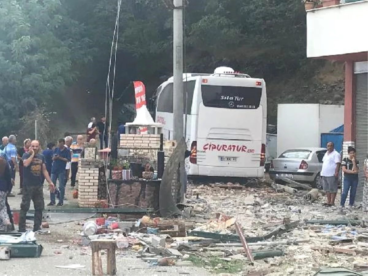 Lastiği Patlayan Otomobil, Tur Otobüsüyle Çarpıştı: 1 Ölü, 14 Yaralı