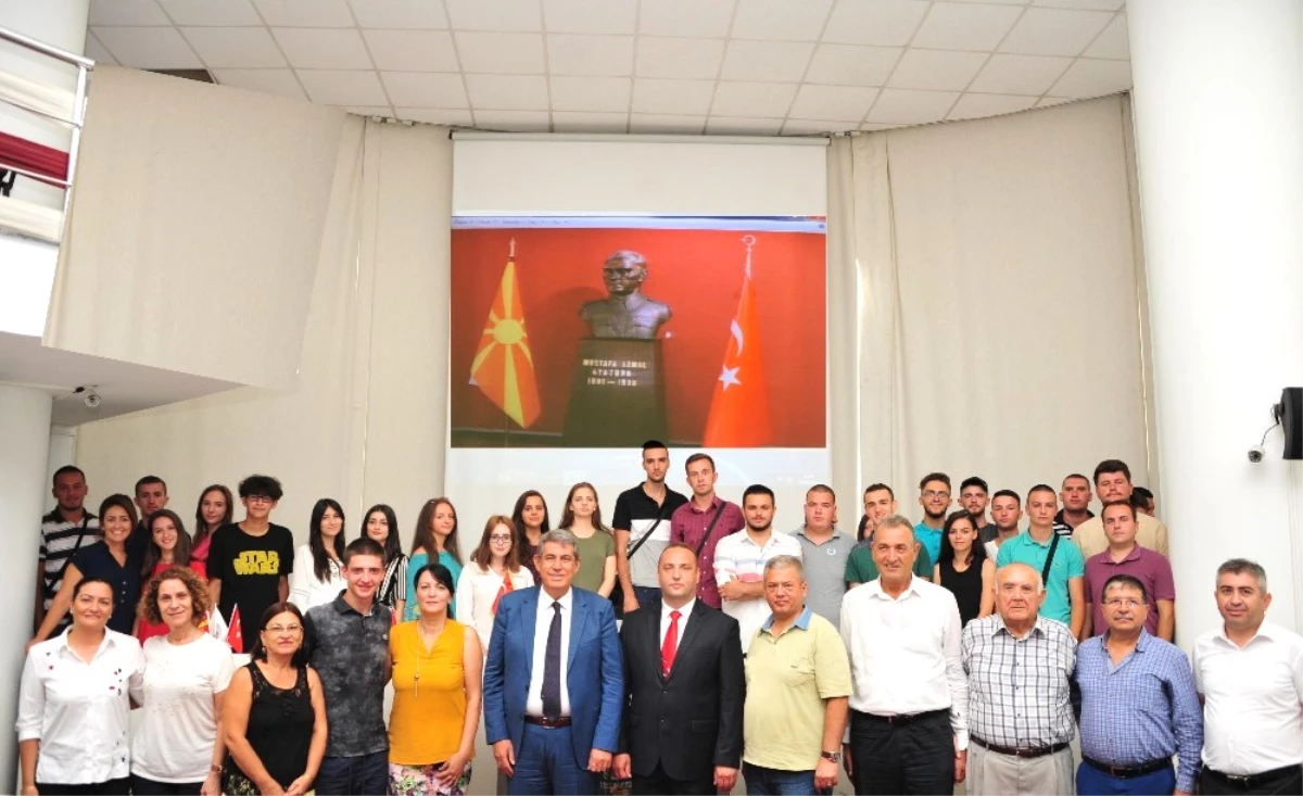 Makedonya Atatürkçü Derneği\'nin Gençlerinden Başkan Çalkaya\'ya Ziyaret