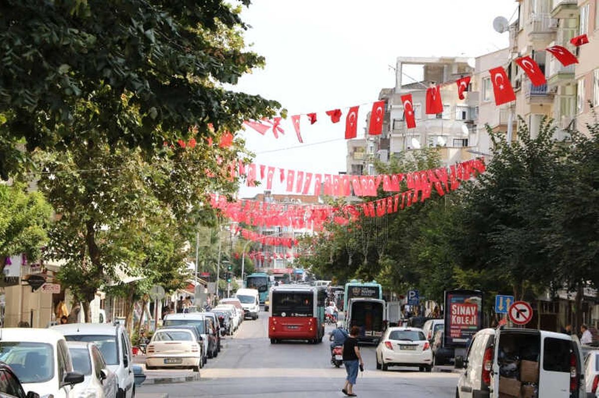 Manisa Bayraklarla Donatıldı