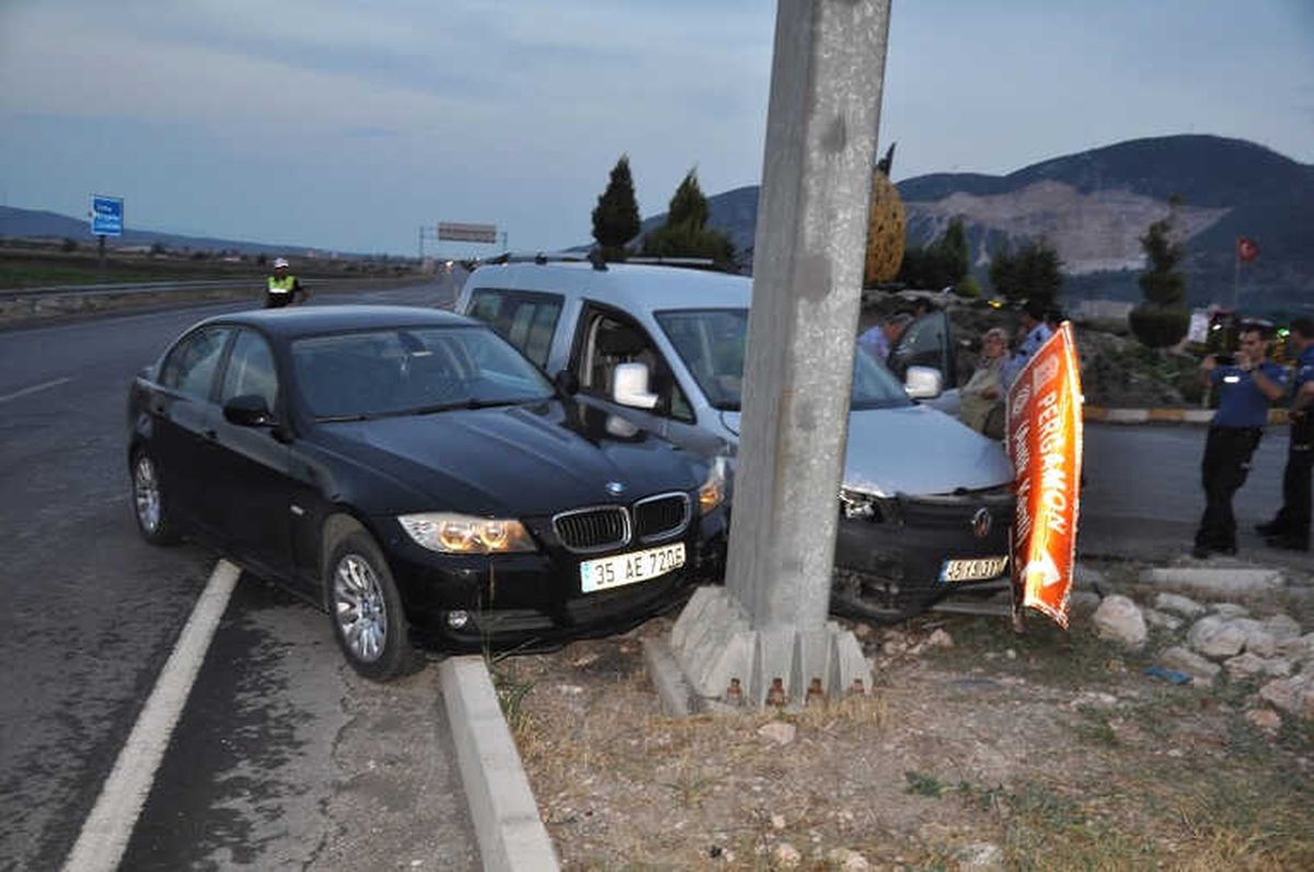 Manisa\'da Otomobiller Çarpıştı: 2 Yaralı
