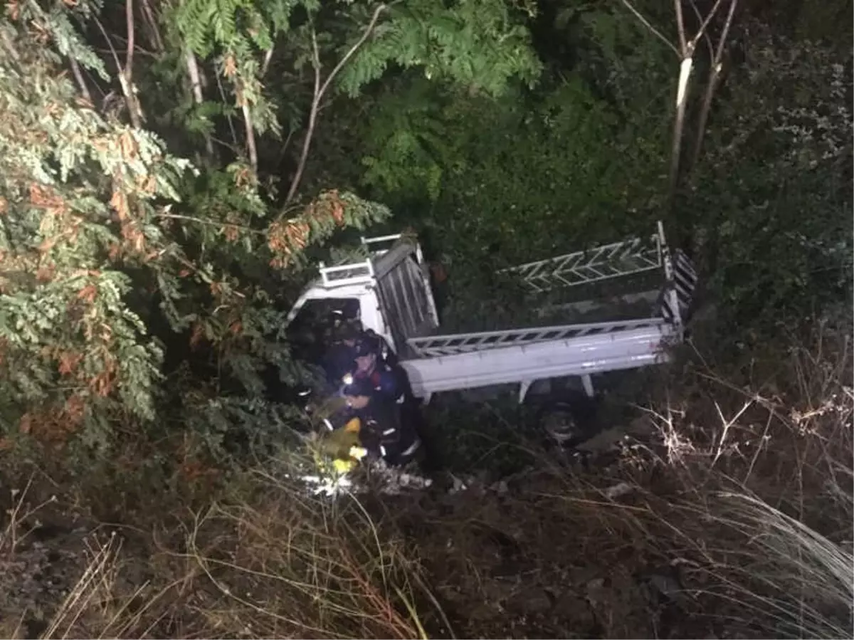 Menfeze Uçan Kamyonetin Sürücüsü Araçta Sıkıştı