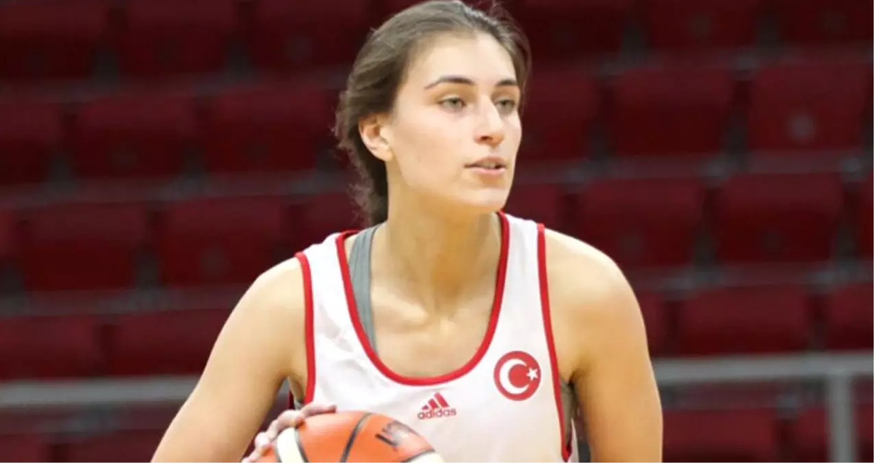 Milli Basketbolcu Funda Nakkaşoğlu, Sakatlığı Nedeniyle Kadroya Alınmadı